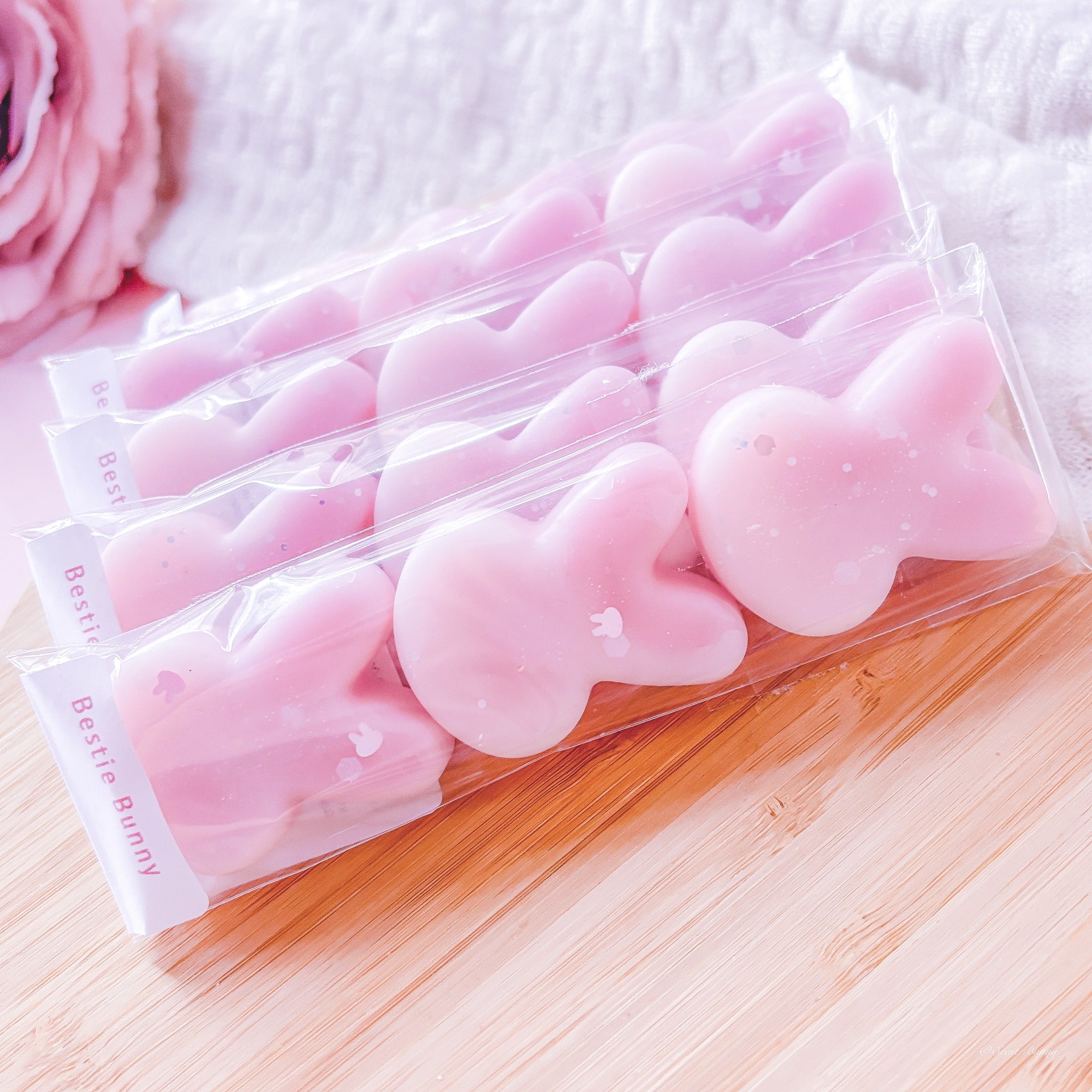 Feminine wax melts Belfast – Bestie Bunny, powdery floral wax melts UK – Bestie Bunny, fruity and oud wax melts by Scent Bunny, handmade feminine wax melts, vibrant home fragrance wax melts – Bestie Bunny.