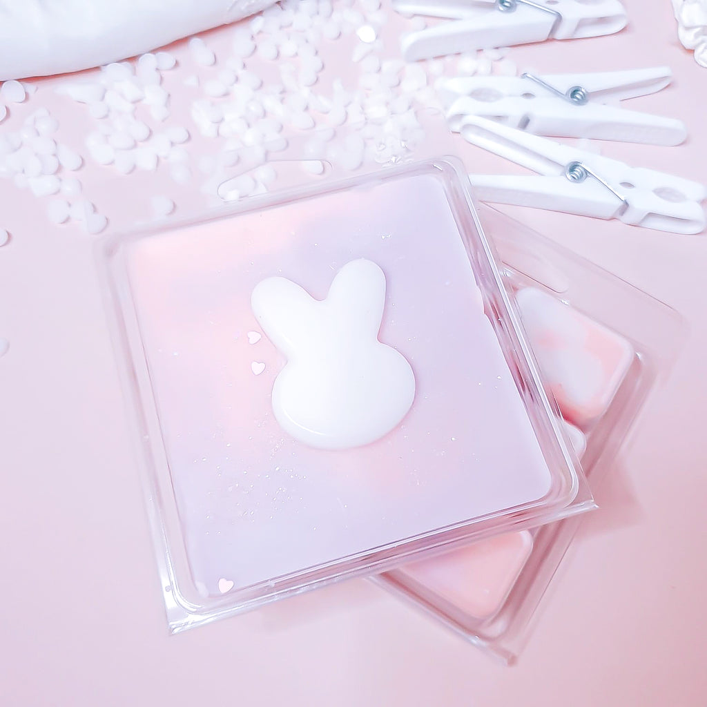 Cozy and elegant Hinched Bunny wax melts from Belfast, featuring winter floral and musk notes, handmade warming floral wax melts by Scent Bunny, creating a serene and inviting home fragrance with winter-inspired scents for living spaces.