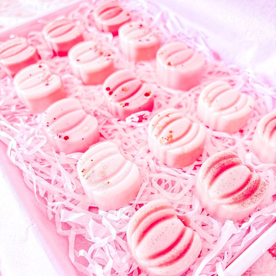 Pumpkin-shaped autumn wax melts in October Bunny Box

Limited edition Scent Bunny seasonal wax melt collection

Cozy autumn wax melts for home fragrance

Gift box with five autumn-inspired wax melt scents