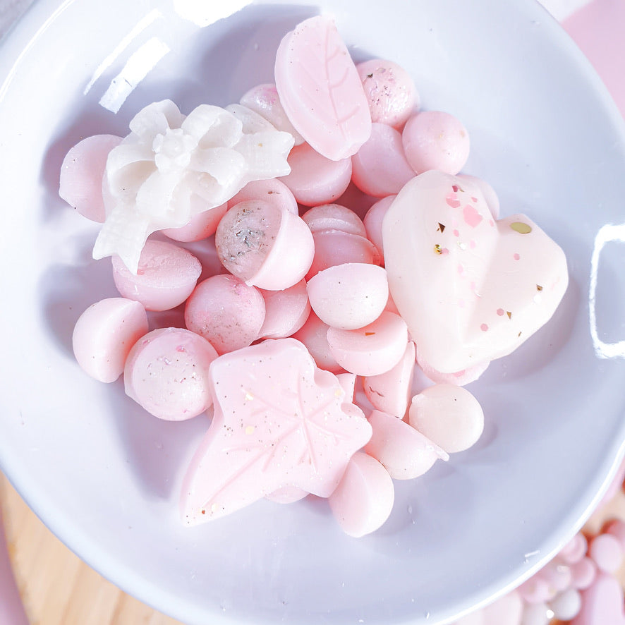 Blush Bunny wax melts with peony and cotton scent

Soft floral and cotton wax melts by Scent Bunny

Cozy amber and musk home fragrance wax melts

Elegant feminine wax melts for bedrooms and lounges

Fresh and delicate floral wax melts for women