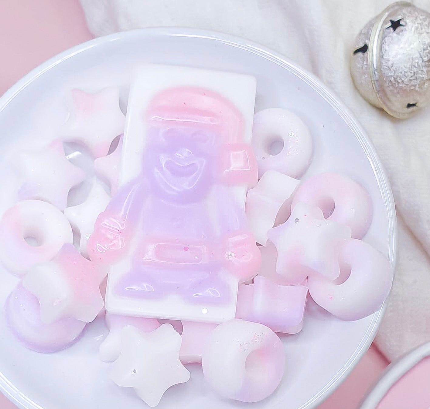 Cozy and elegant Hinched Bunny wax melts from Belfast, featuring winter floral and musk notes, handmade warming floral wax melts by Scent Bunny, creating a serene and inviting home fragrance with winter-inspired scents for living spaces.