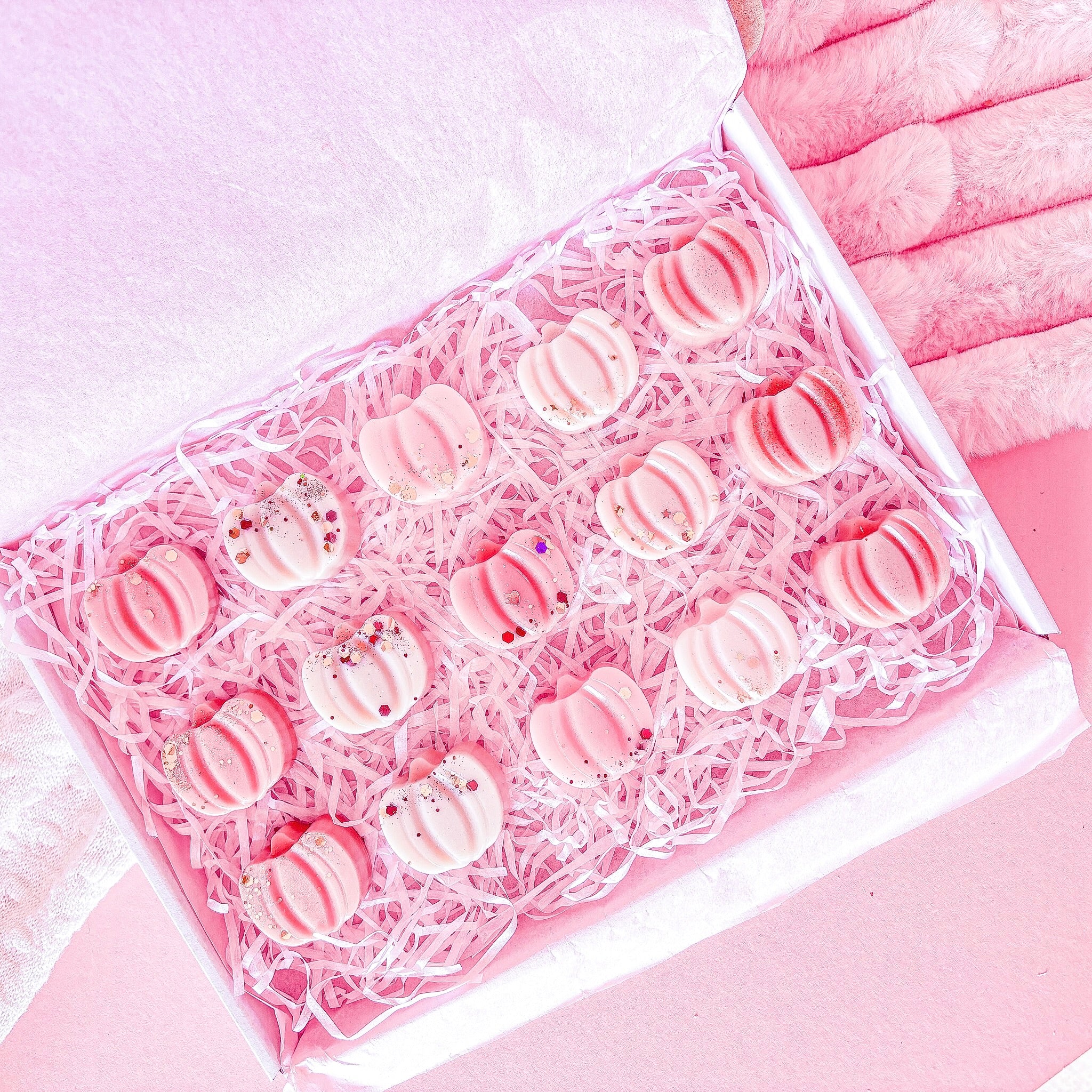 Pumpkin-shaped autumn wax melts in October Bunny Box

Limited edition Scent Bunny seasonal wax melt collection

Cozy autumn wax melts for home fragrance

Gift box with five autumn-inspired wax melt scents