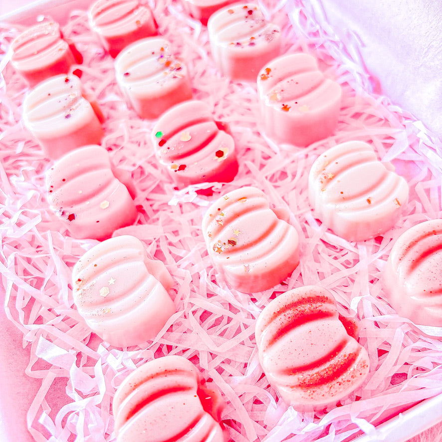 Pumpkin-shaped autumn wax melts in October Bunny Box

Limited edition Scent Bunny seasonal wax melt collection

Cozy autumn wax melts for home fragrance

Gift box with five autumn-inspired wax melt scents