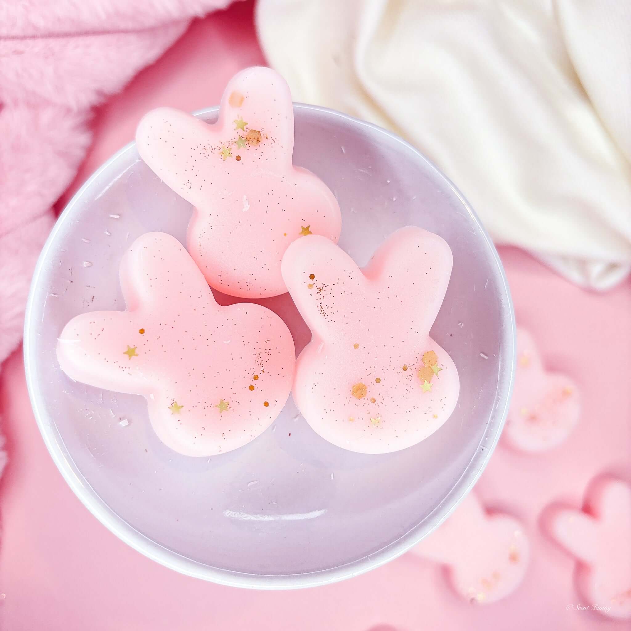 She Bunny wax melts inspired by Armani She

Feminine citrus floral vanilla wax melts

Ladies perfume-inspired bunny wax melts

Elegant orange and jasmine wax melts for home
