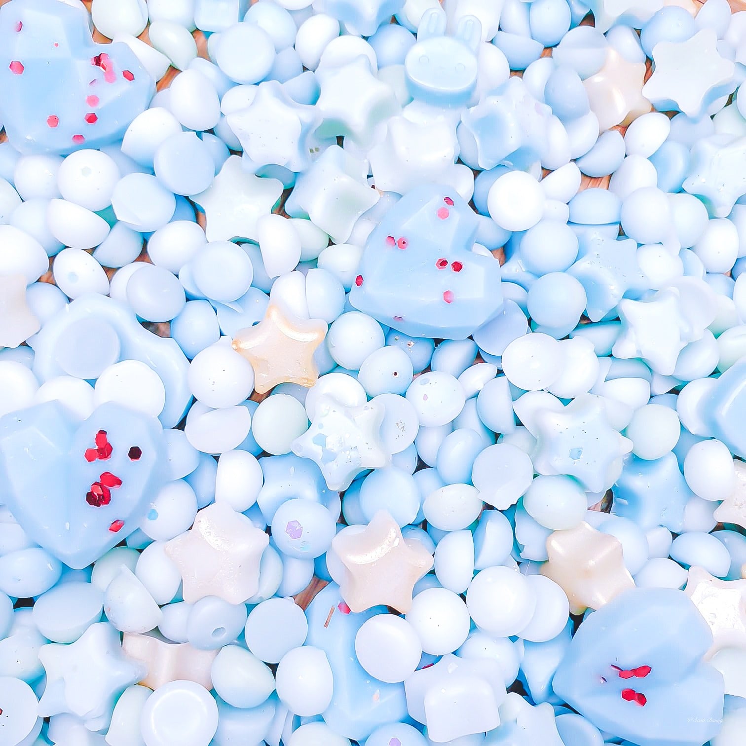 Ariels Bunny wax melts feature invigorating sea marine notes, aquatic undertones, and subtle fresh musks for a bright, calming seaside ambiance.