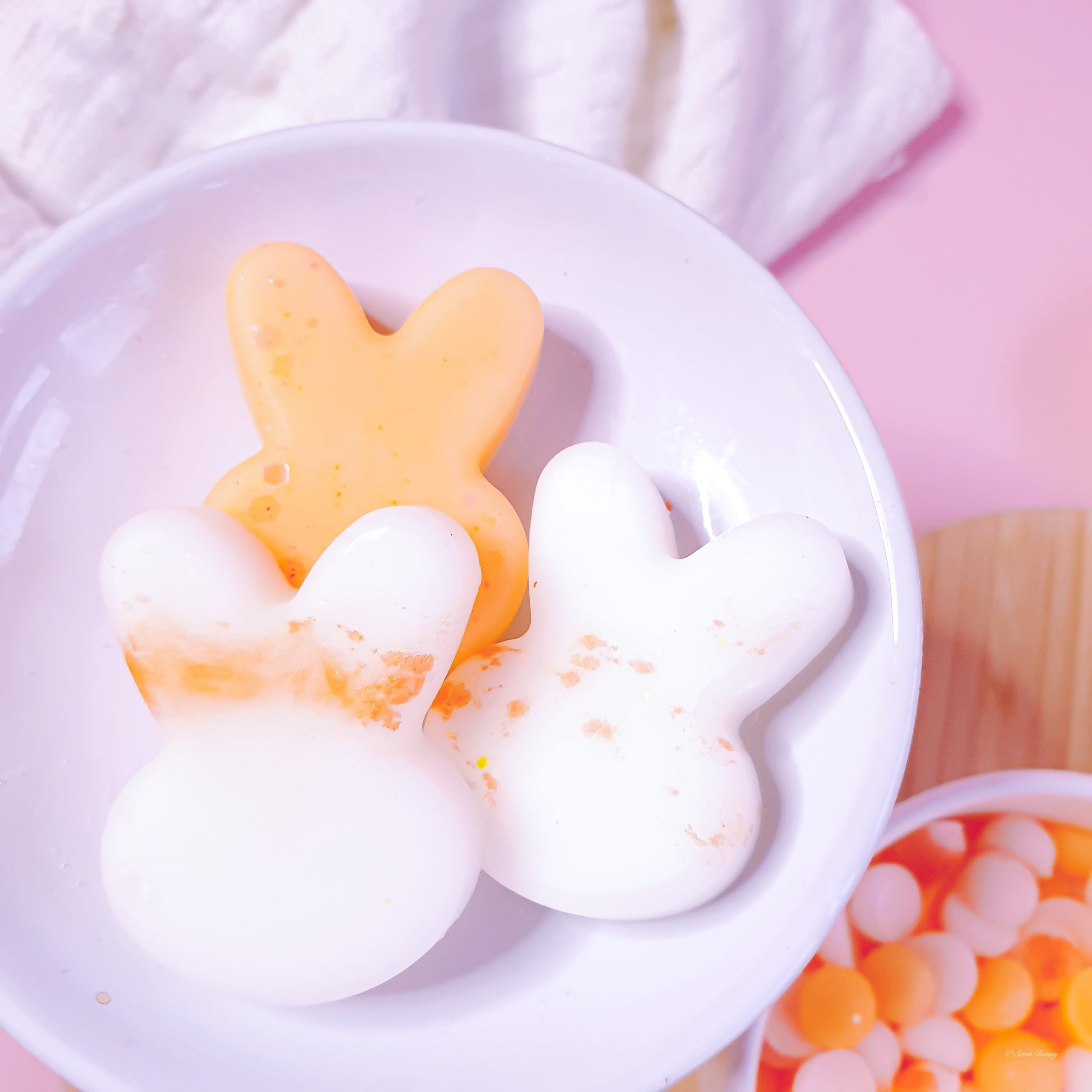 Bunny Bum Bum wax melts UK – Buy wax melts online – Tropical coconut and peach fragrance

Bunny Bum Bum home fragrance – Creamy vanilla and amber wax melts – Handmade summer scent