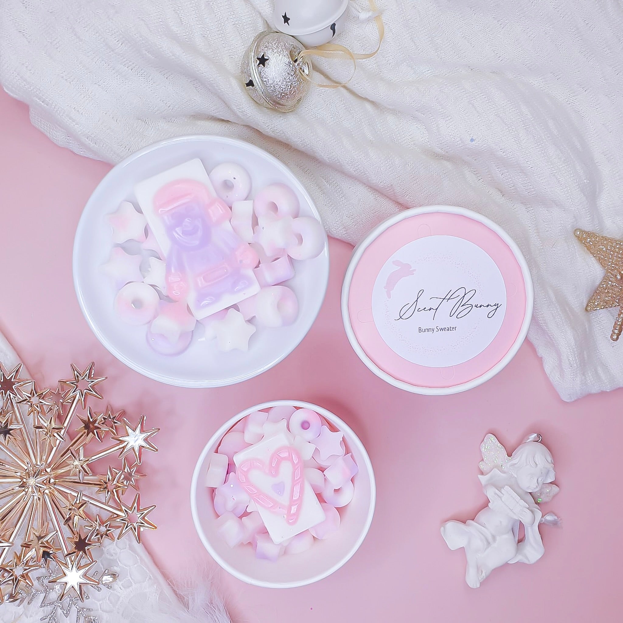 Cozy and elegant Hinched Bunny wax melts from Belfast, featuring winter floral and musk notes, handmade warming floral wax melts by Scent Bunny, creating a serene and inviting home fragrance with winter-inspired scents for living spaces. - Scoopie Tubs image
