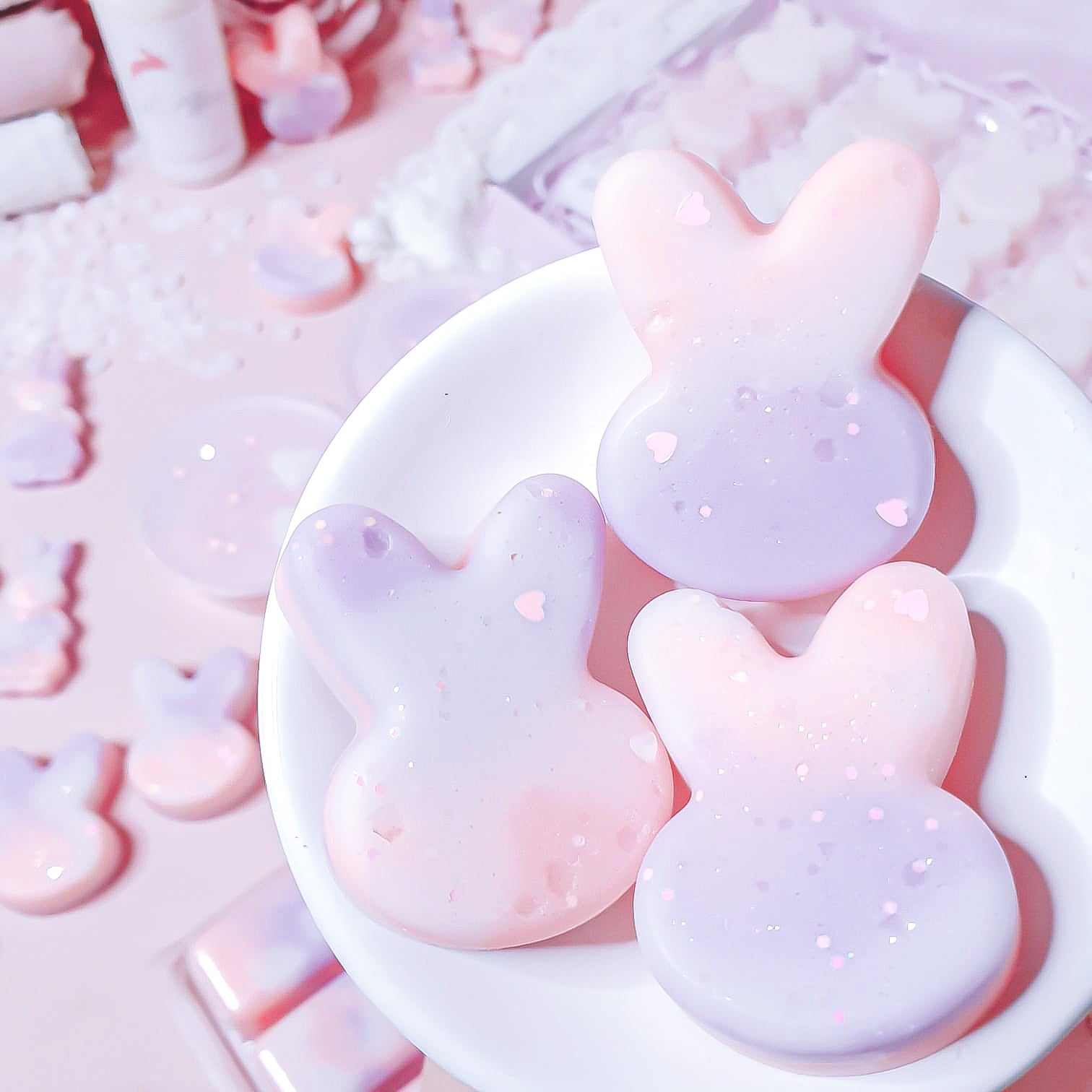 Cozy and elegant Hinched Bunny wax melts from Belfast, featuring winter floral and musk notes, handmade warming floral wax melts by Scent Bunny, creating a serene and inviting home fragrance with winter-inspired scents for living spaces.