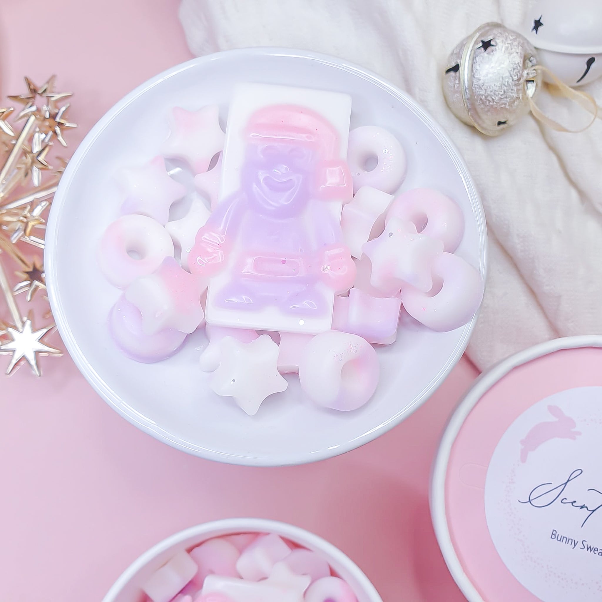 Cozy and elegant Hinched Bunny wax melts from Belfast, featuring winter floral and musk notes, handmade warming floral wax melts by Scent Bunny, creating a serene and inviting home fragrance with winter-inspired scents for living spaces.
