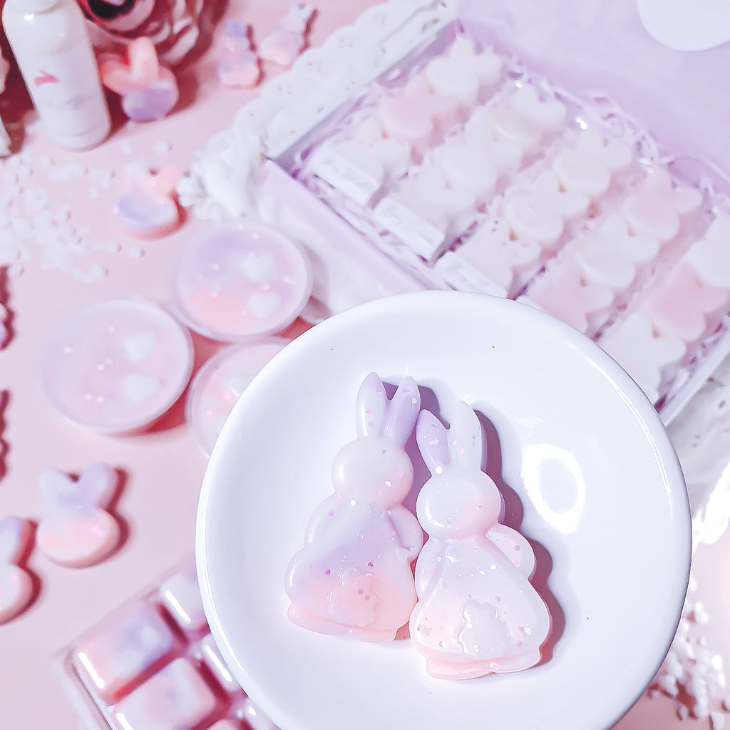 Cozy and elegant Hinched Bunny wax melts from Belfast, featuring winter floral and musk notes, handmade warming floral wax melts by Scent Bunny, creating a serene and inviting home fragrance with winter-inspired scents for living spaces.