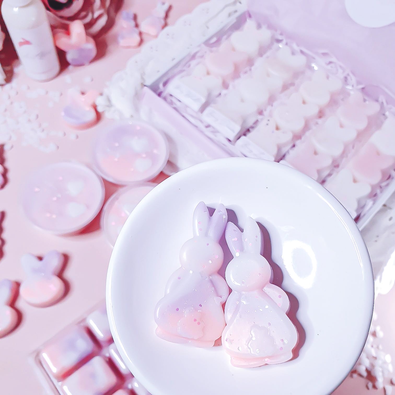 Cozy and elegant Hinched Bunny wax melts from Belfast, featuring winter floral and musk notes, handmade warming floral wax melts by Scent Bunny, creating a serene and inviting home fragrance with winter-inspired scents for living spaces.